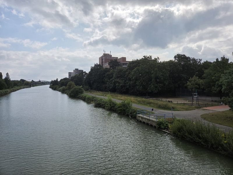 Kapitalanlage direkt am Kanal: Vermietete Eigentumswohnung am Mittellandkanal in Hannover-List